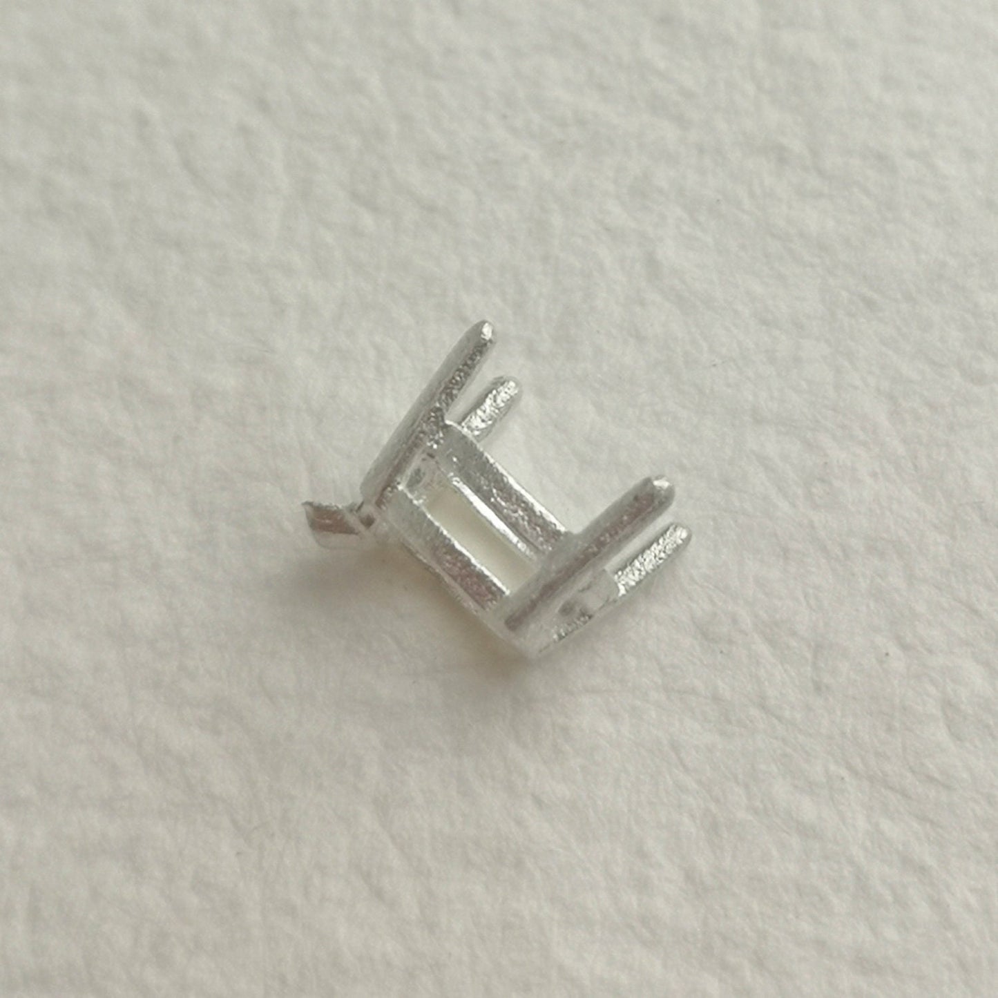 6x4mm / 7x5mm Oval 4 claw sterling silver cast stone setting