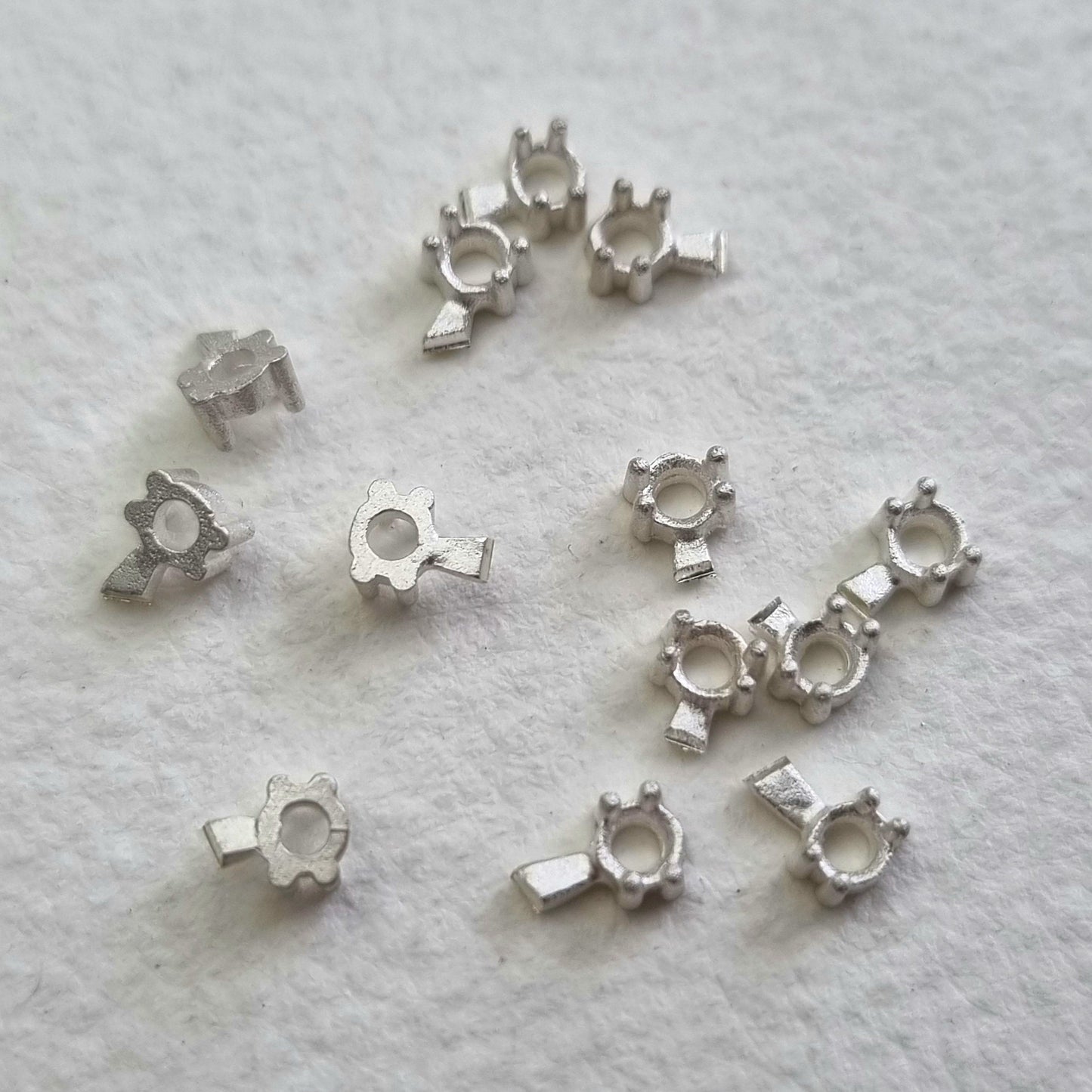 2.5mm Round 4 claw sterling silver cast stone settings