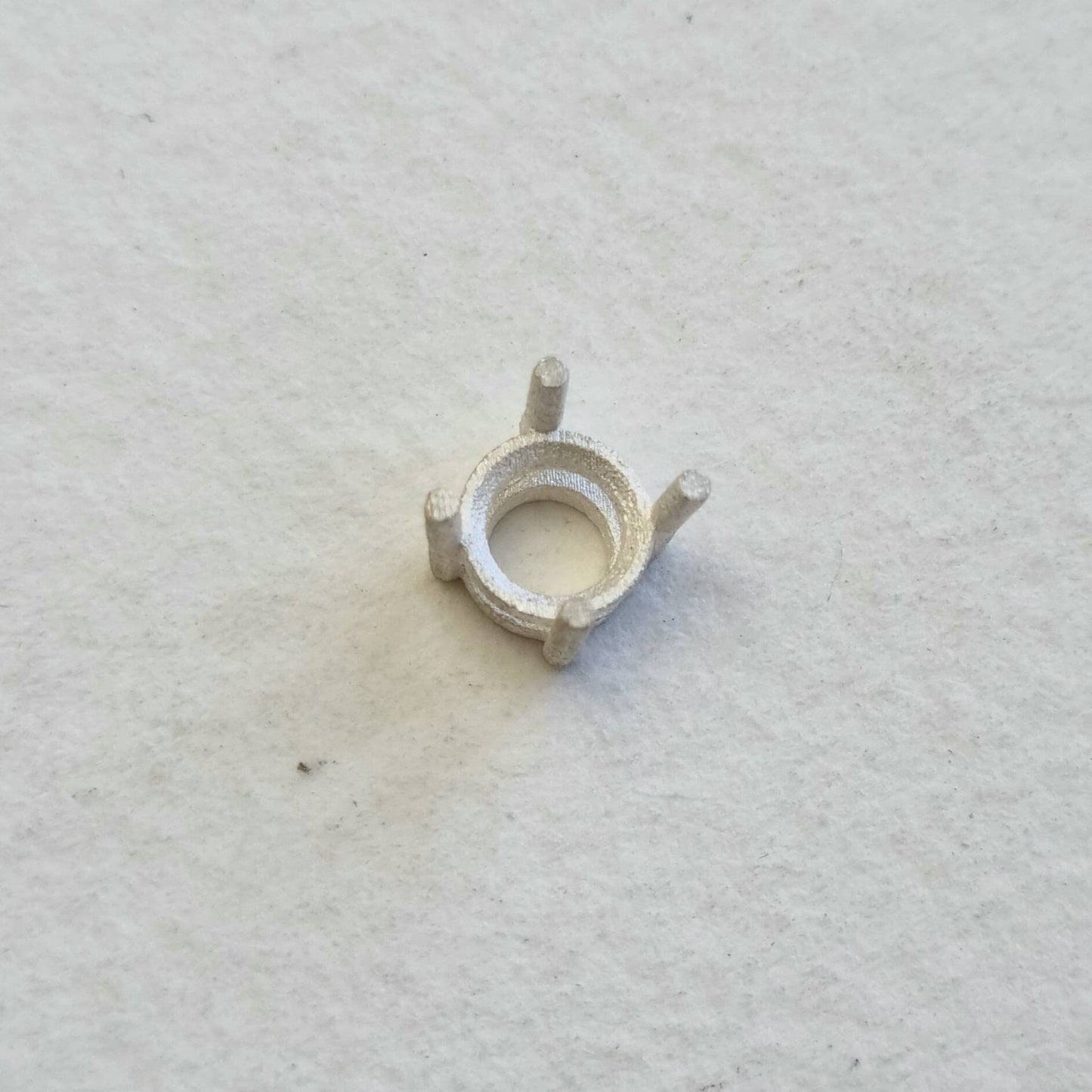 4.7mm Round 4 claw sterling silver cast stone setting