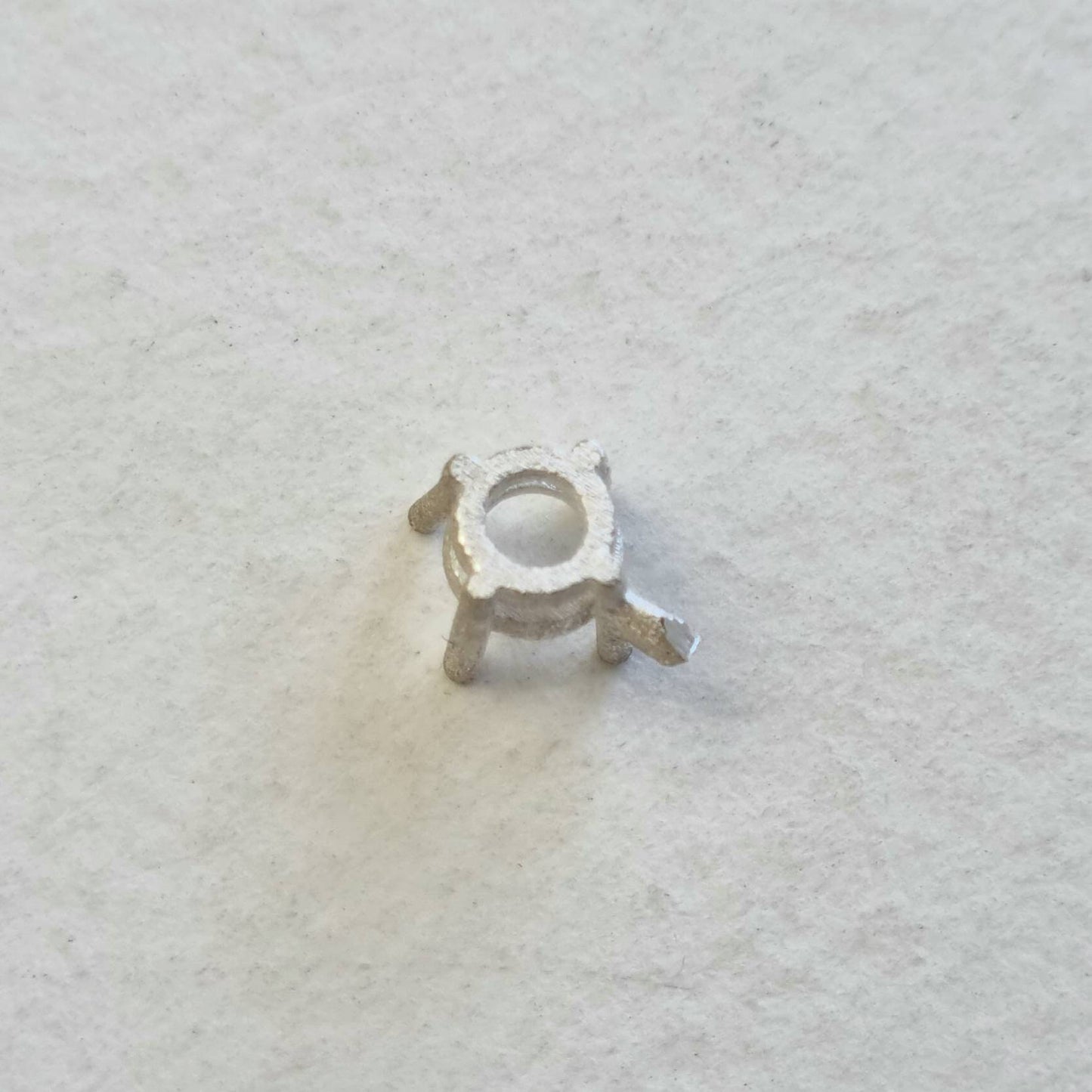 4.5mm Round 4 claw sterling silver cast stone setting