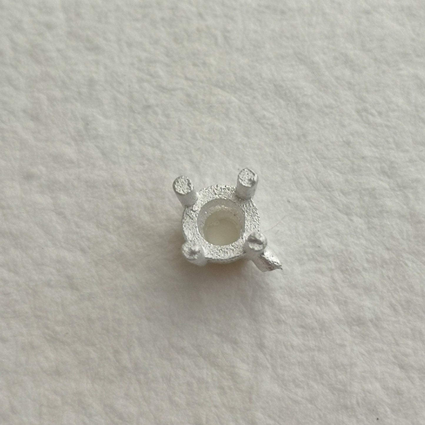 4mm Round 4 claw sterling silver cast stone setting